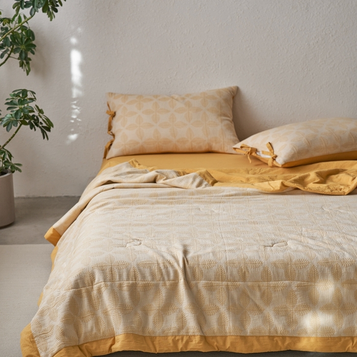 91家纺网 家纺一手货源 找家纺 安莱生活 2024新款双层纱色织提花四叶草夏被及夏被四件套系列 四叶草-黄