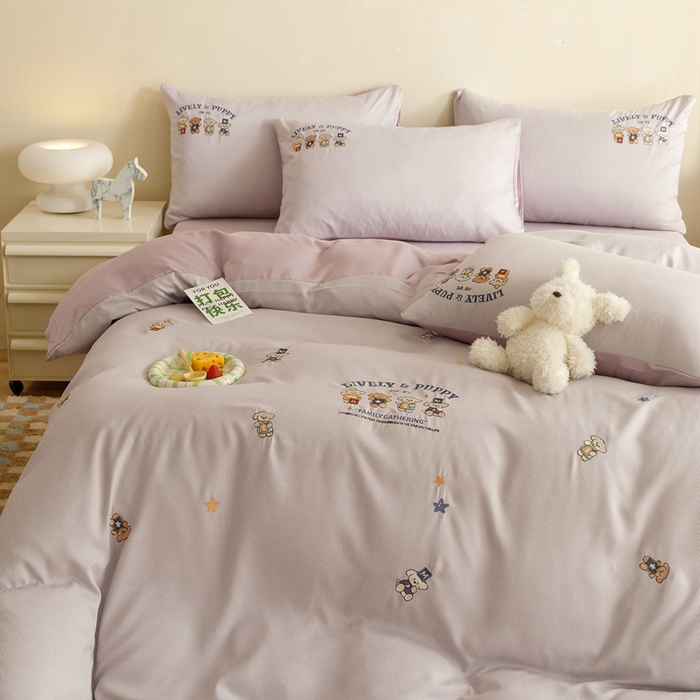 91家纺网 家纺一手货源 找家纺 狂想家 2025新款丝锦缎刺绣四件套 趴趴狗浪漫紫