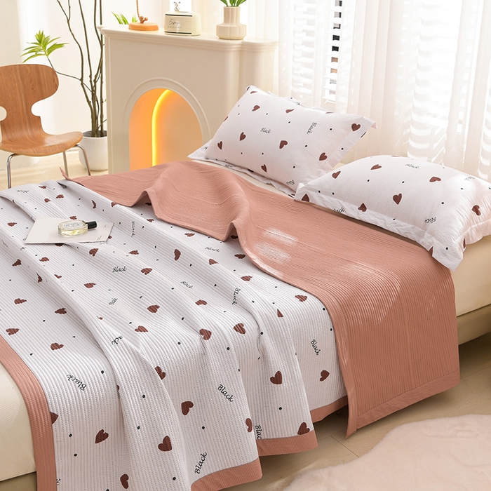 91家纺网 家纺一手货源 找家纺 圣楚家纺 2024新款A类泡泡棉夹棉床盖甜蜜心跳