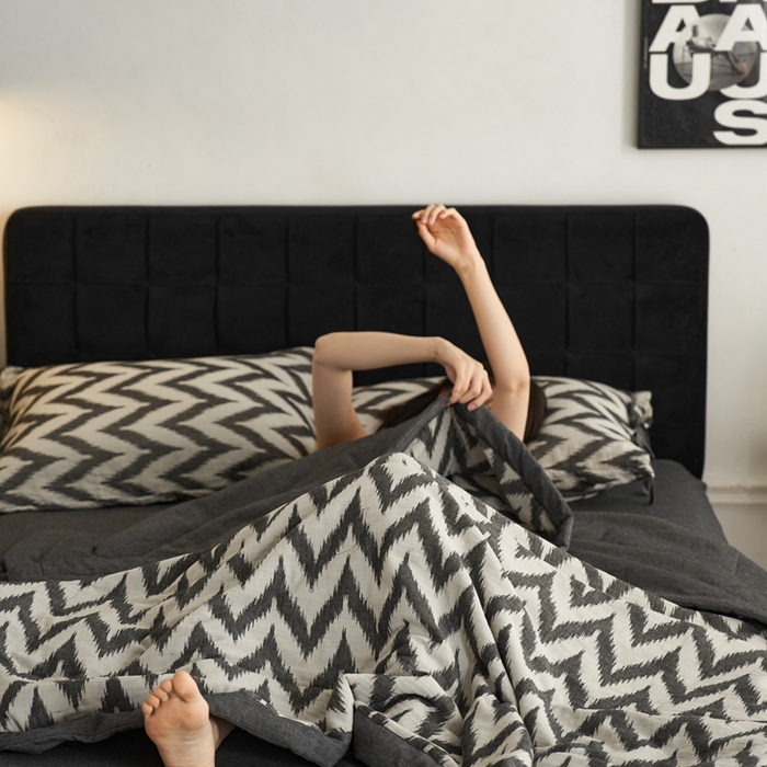 91家纺网 家纺一手货源 找家纺 安莱生活 2024新款双层纱色织提花海澜夏被及四件套系列 海澜-黑