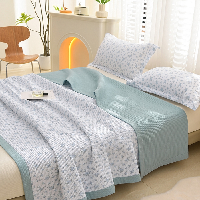 91家纺网 家纺一手货源 找家纺 圣楚家纺 2024新款A类泡泡棉夹棉床盖蓝色海洋