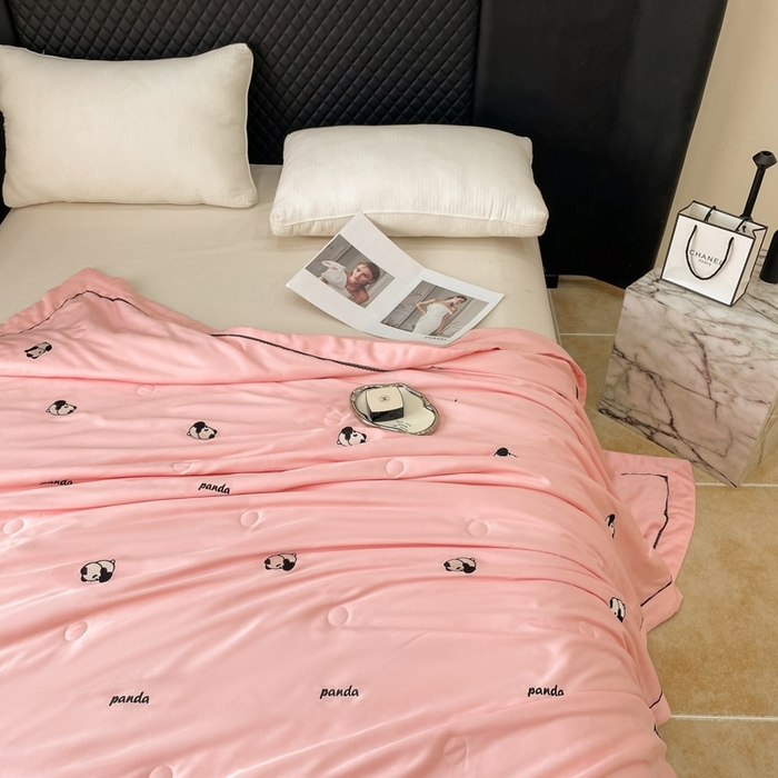 91家纺网 家纺一手货源 找家纺 被靠被 2024新款熊猫刺绣凉感莱赛尔夏被被子被芯 桃粉