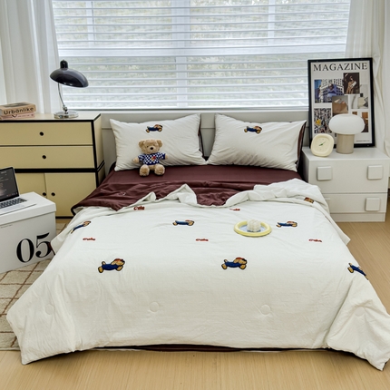 91家纺网 家纺一手货源 找家纺 红嘴企鹅 2025新款华夫格水洗棉毛巾绣夏被四件套 华夫格帕恰狗