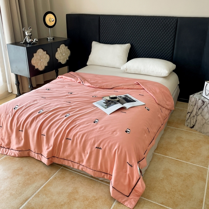 91家纺网 家纺一手货源 找家纺 被靠被 2024新款熊猫刺绣凉感莱赛尔夏被被子被芯 甜粉