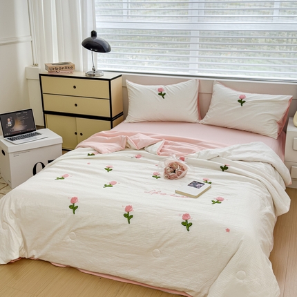 91家纺网 家纺一手货源 找家纺 红嘴企鹅 2025新款华夫格水洗棉毛巾绣夏被四件套 华夫格郁金香