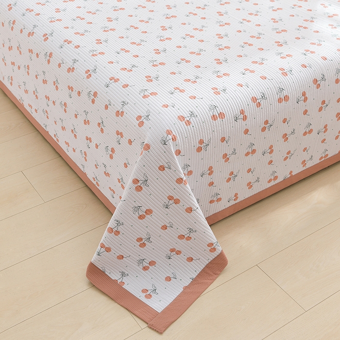 91家纺网 家纺一手货源 找家纺 圣楚家纺 2024新款A类泡泡棉夹棉床盖樱樱细语