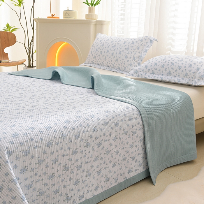 91家纺网 家纺一手货源 找家纺 圣楚家纺 2024新款A类泡泡棉夹棉床盖蓝色海洋