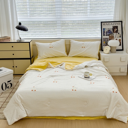 91家纺网 家纺一手货源 找家纺 红嘴企鹅 2025新款华夫格水洗棉毛巾绣夏被四件套 华夫格小丫子