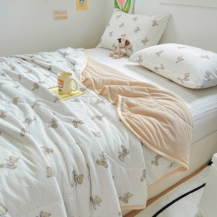 91家纺网 家纺一手货源 找家纺 柒月2024新款华夫格小清新卡通印花夏被 小熊宝宝-