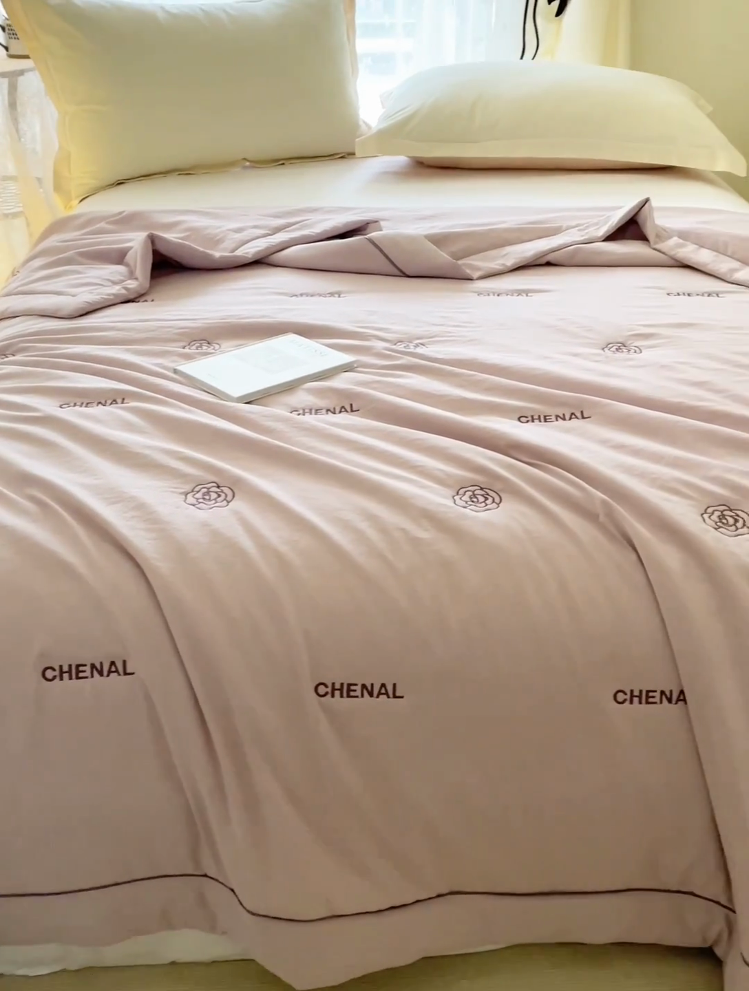 91家纺网 家纺一手货源 找家纺 被靠被 2024新款熊猫刺绣凉感莱赛尔夏被被子被芯 桃粉