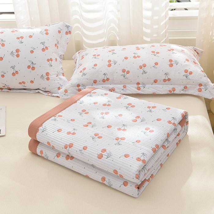 91家纺网 家纺一手货源 找家纺 圣楚家纺 2024新款A类泡泡棉夹棉床盖樱樱细语