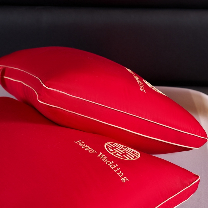 91家纺网 家纺一手货源 找家纺 贤内助 2024新款全棉婚庆羽丝枕保健枕枕头枕芯系列 简爱 48*74cm/只