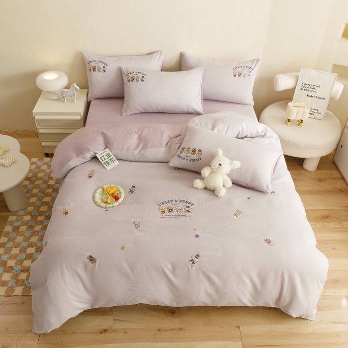 91家纺网 家纺一手货源 找家纺 狂想家 2025新款丝锦缎刺绣四件套 趴趴狗浪漫紫