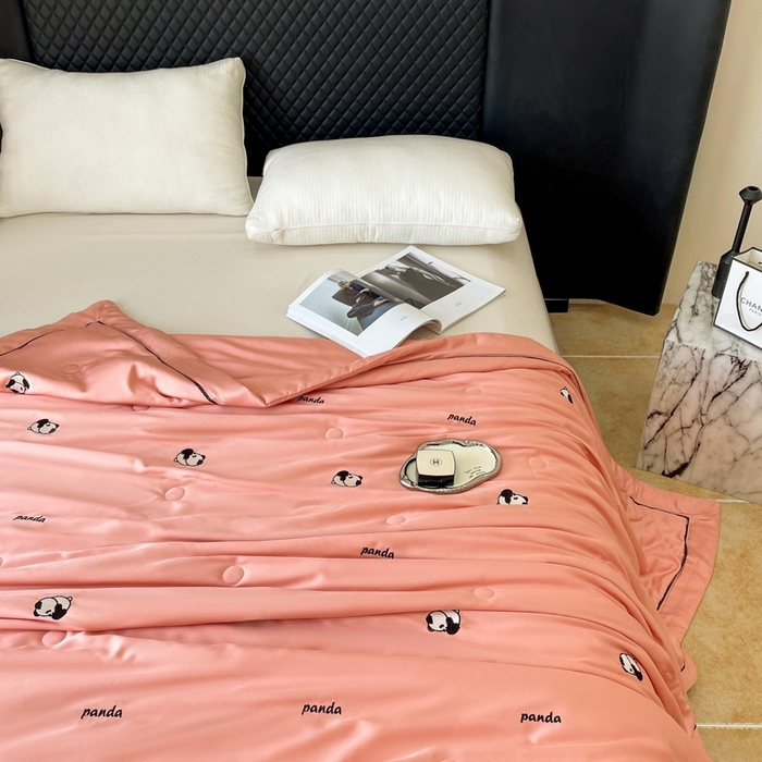 91家纺网 家纺一手货源 找家纺 被靠被 2024新款熊猫刺绣凉感莱赛尔夏被被子被芯 甜粉