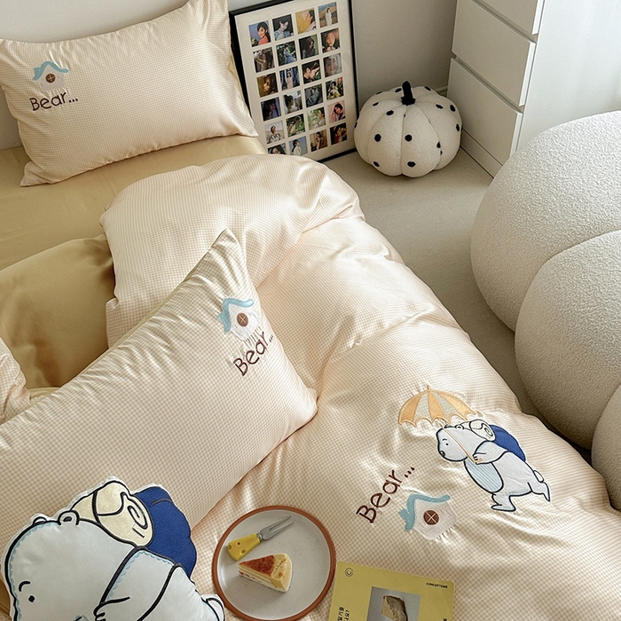 91家纺网 家纺一手货源 找家纺 优悦2024新款冰丝卡通贴布绣四件套 背包熊-黄