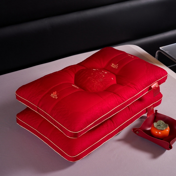 91家纺网 家纺一手货源 找家纺 贤内助 2024新款全棉婚庆羽丝枕保健枕枕头枕芯系列 喜得贵子 48*74cm/只