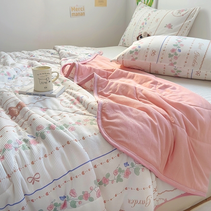 91家纺网 家纺一手货源 找家纺 柒月2024新款华夫格小清新卡通印花夏被 花环熊-