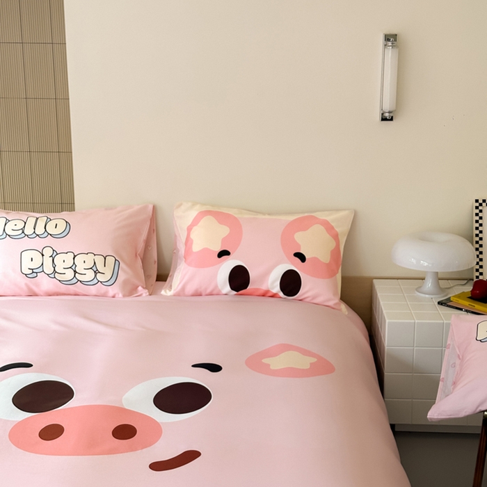 91家纺网 家纺一手货源 找家纺 曼之夏 2024新款40支高精密数码印花全棉四件套 粉红小猪