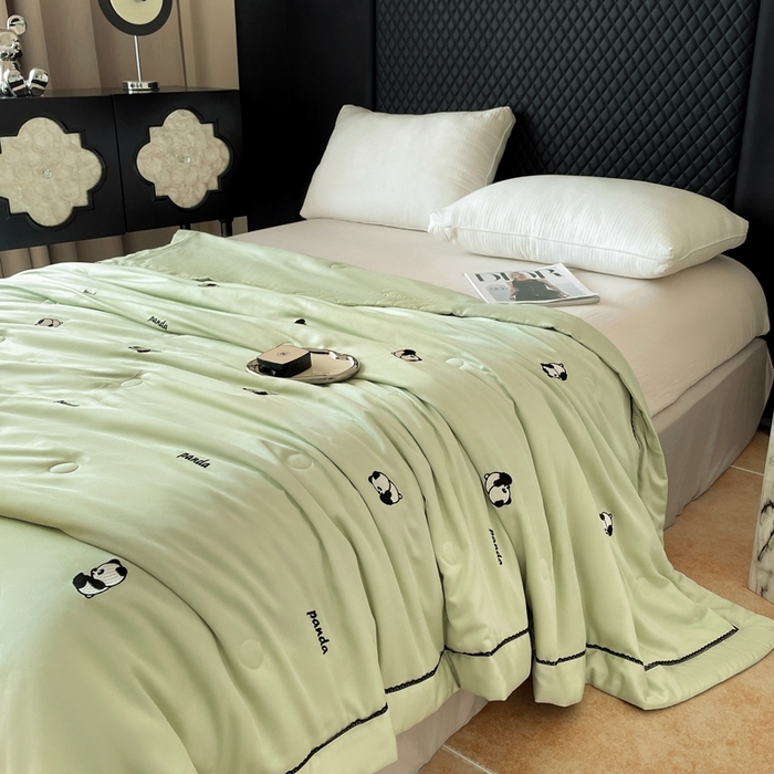 91家纺网 家纺一手货源 找家纺 被靠被 2024新款熊猫刺绣凉感莱赛尔夏被被子被芯 茶绿