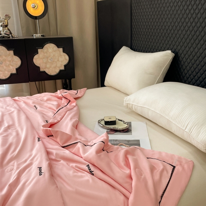 91家纺网 家纺一手货源 找家纺 被靠被 2024新款熊猫刺绣凉感莱赛尔夏被被子被芯 桃粉