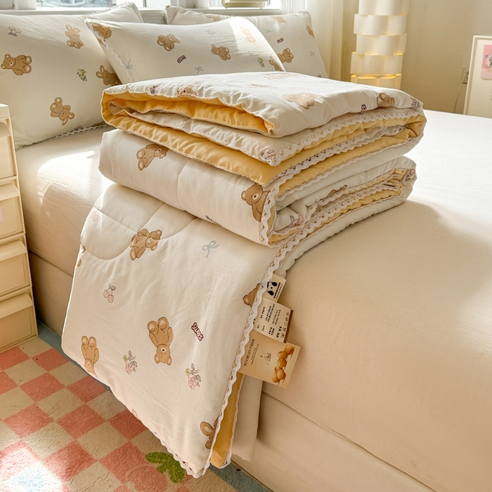 91家纺网 家纺一手货源 找家纺 慕尚家纺2025新款双层纱水洗夏被子被芯 宝贝小熊