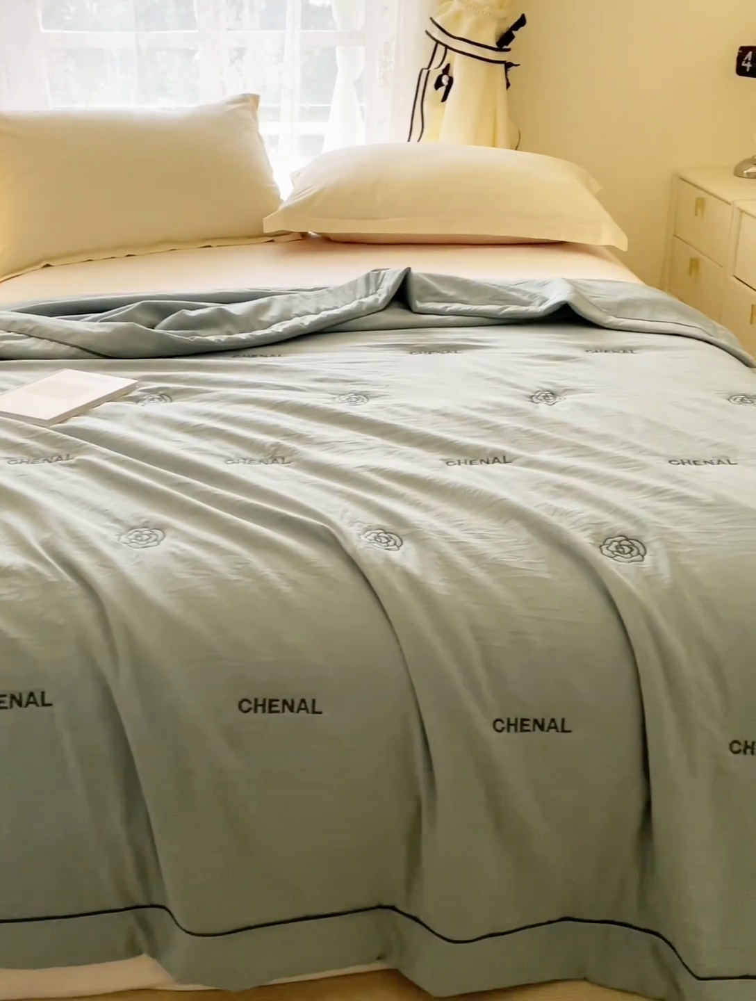 91家纺网 家纺一手货源 找家纺 被靠被 2024新款熊猫刺绣凉感莱赛尔夏被被子被芯 猫眼绿