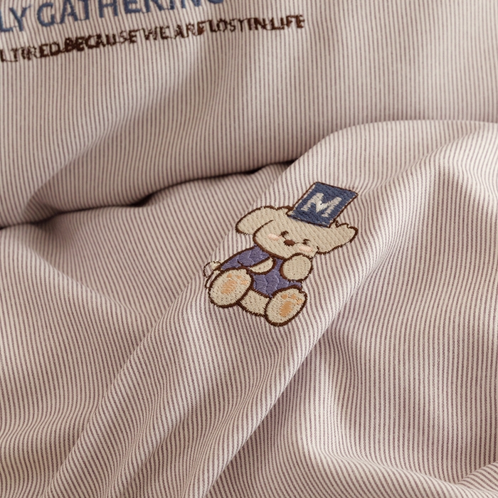 91家纺网 家纺一手货源 找家纺 狂想家 2025新款丝锦缎刺绣四件套 趴趴狗浪漫紫