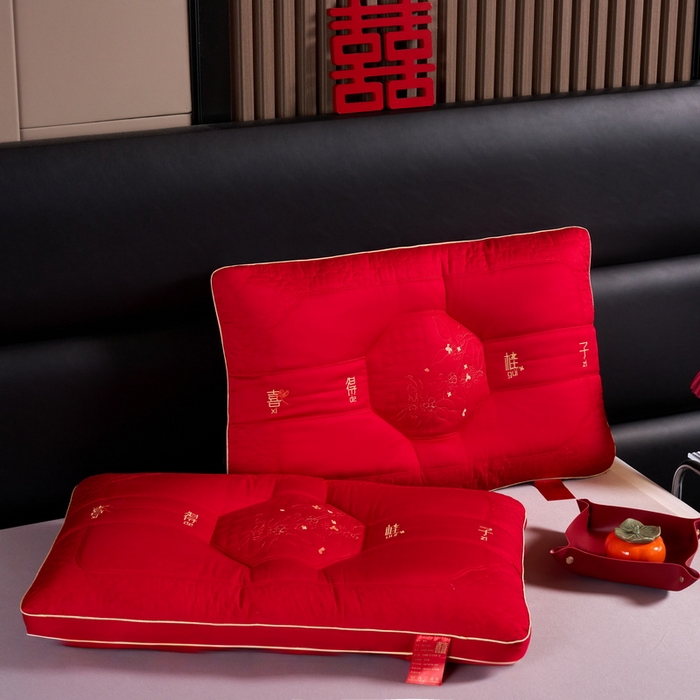 91家纺网 家纺一手货源 找家纺 贤内助 2024新款全棉婚庆羽丝枕保健枕枕头枕芯系列 喜得贵子 48*74cm/只