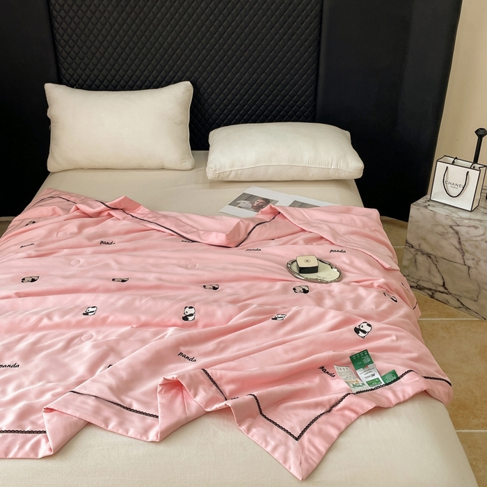 91家纺网 家纺一手货源 找家纺 被靠被 2024新款熊猫刺绣凉感莱赛尔夏被被子被芯 桃粉