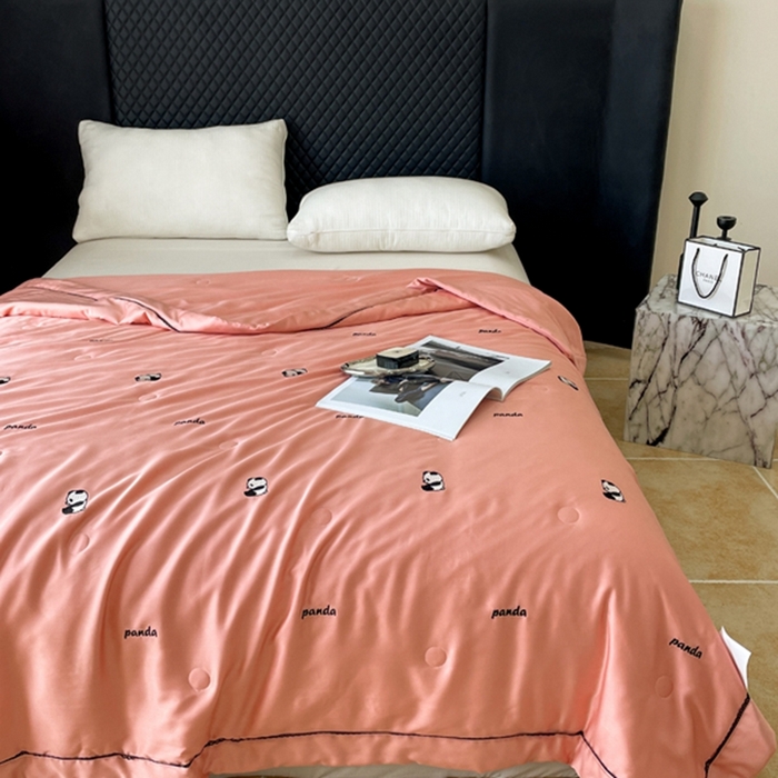 91家纺网 家纺一手货源 找家纺 被靠被 2024新款熊猫刺绣凉感莱赛尔夏被被子被芯 甜粉