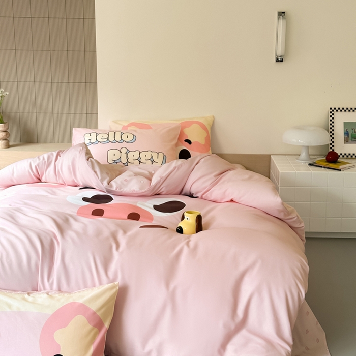 91家纺网 家纺一手货源 找家纺 曼之夏 2024新款40支高精密数码印花全棉四件套 粉红小猪