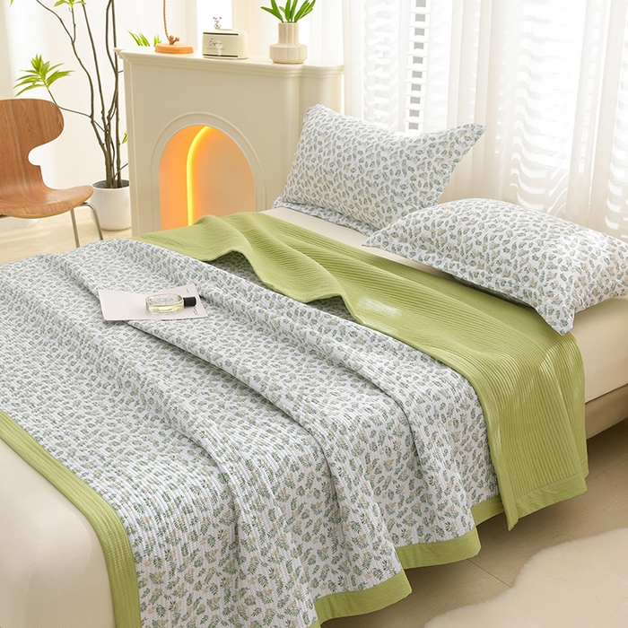 91家纺网 家纺一手货源 找家纺 圣楚家纺 2024新款A类泡泡棉夹棉床盖雨后初夏