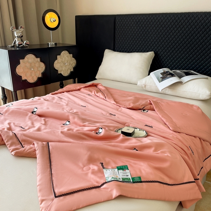 91家纺网 家纺一手货源 找家纺 被靠被 2024新款熊猫刺绣凉感莱赛尔夏被被子被芯 甜粉