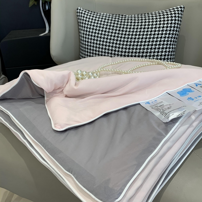 91家纺网 家纺一手货源 找家纺 莱豫家纺 2024新款小冰皮夏凉被锦纶氨纶面料空调夏被 嘟嘟粉灰