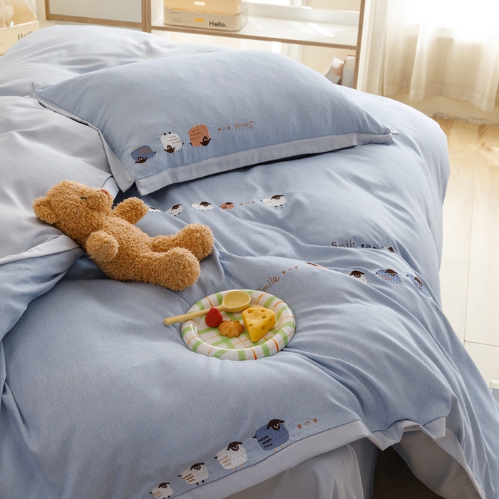 91家纺网 家纺一手货源 找家纺 狂想家 2025新款丝锦缎刺绣四件套 咩咩羊景蓝