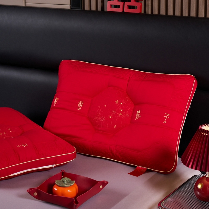 91家纺网 家纺一手货源 找家纺 贤内助 2024新款全棉婚庆羽丝枕保健枕枕头枕芯系列 喜得贵子 48*74cm/只