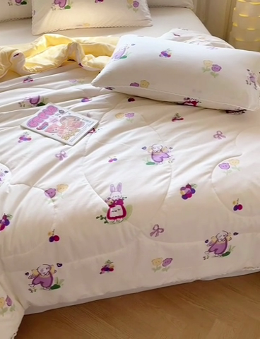 91家纺网 家纺一手货源 找家纺 慕尚家纺2025新款双层纱水洗夏被子被芯 紫藤小兔