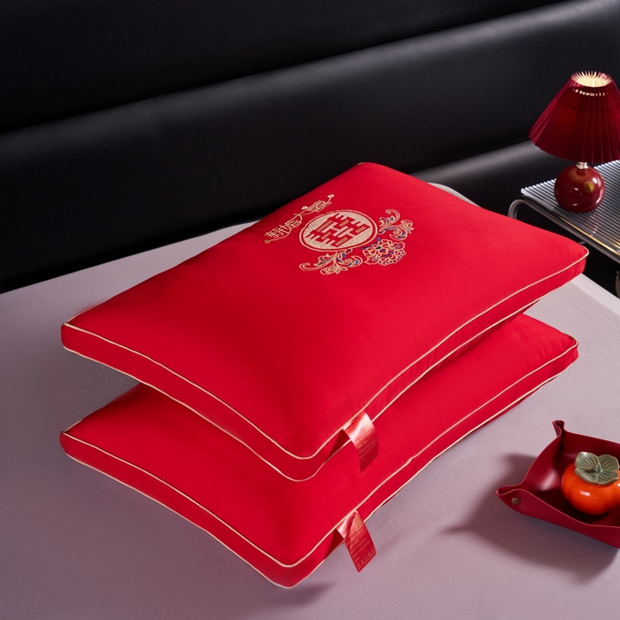 91家纺网 家纺一手货源 找家纺 贤内助 2024新款全棉婚庆羽丝枕保健枕枕头枕芯系列 新婚大喜 48*74cm/只