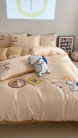 91家纺网 家纺一手货源 找家纺 优悦2024新款冰丝卡通贴布绣四件套 背包熊-黄