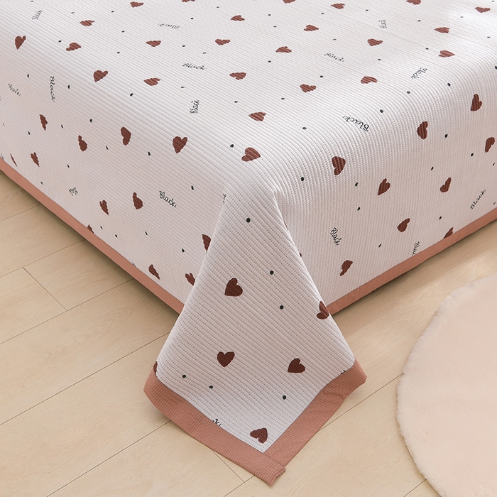 91家纺网 家纺一手货源 找家纺 圣楚家纺 2024新款A类泡泡棉夹棉床盖甜蜜心跳