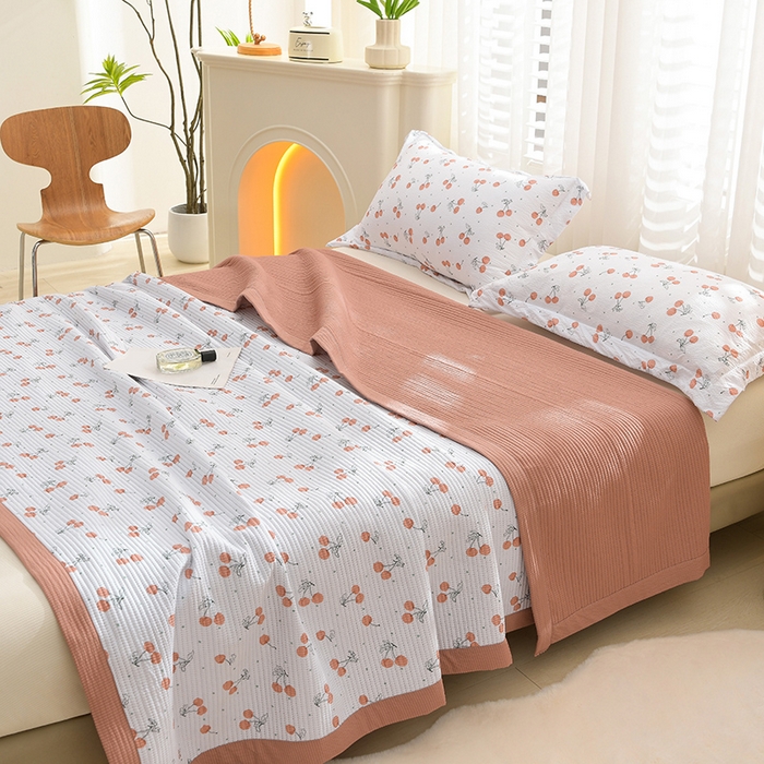 91家纺网 家纺一手货源 找家纺 圣楚家纺 2024新款A类泡泡棉夹棉床盖樱樱细语