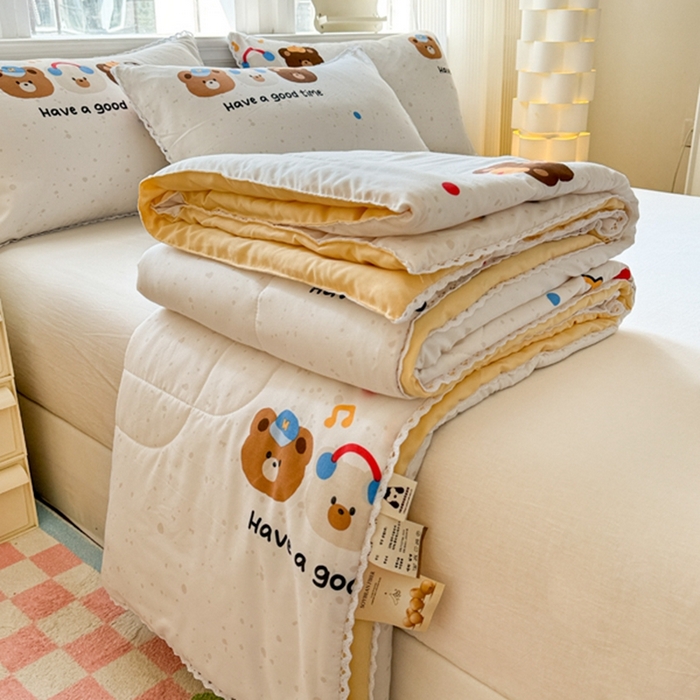 91家纺网 家纺一手货源 找家纺 慕尚家纺2025新款双层纱水洗夏被子被芯 乐园伙伴