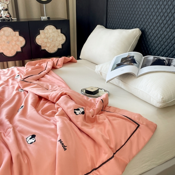 91家纺网 家纺一手货源 找家纺 被靠被 2024新款熊猫刺绣凉感莱赛尔夏被被子被芯 甜粉