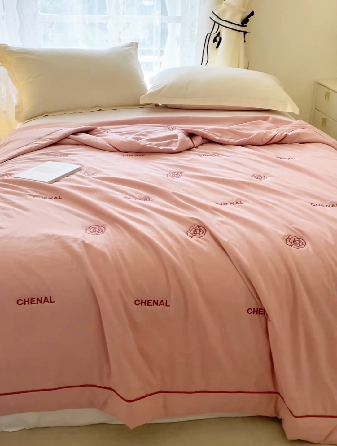 91家纺网 家纺一手货源 找家纺 被靠被 2024新款熊猫刺绣凉感莱赛尔夏被被子被芯 甜粉