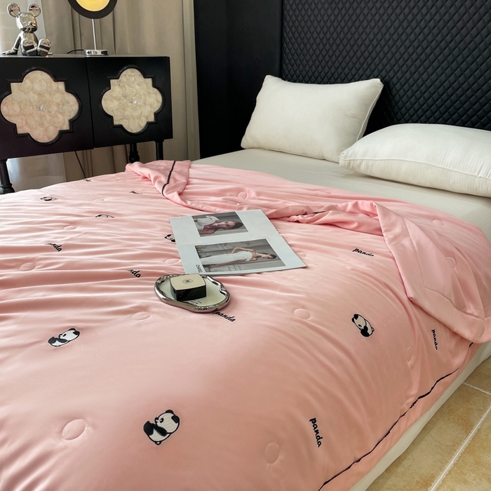 91家纺网 家纺一手货源 找家纺 被靠被 2024新款熊猫刺绣凉感莱赛尔夏被被子被芯 桃粉