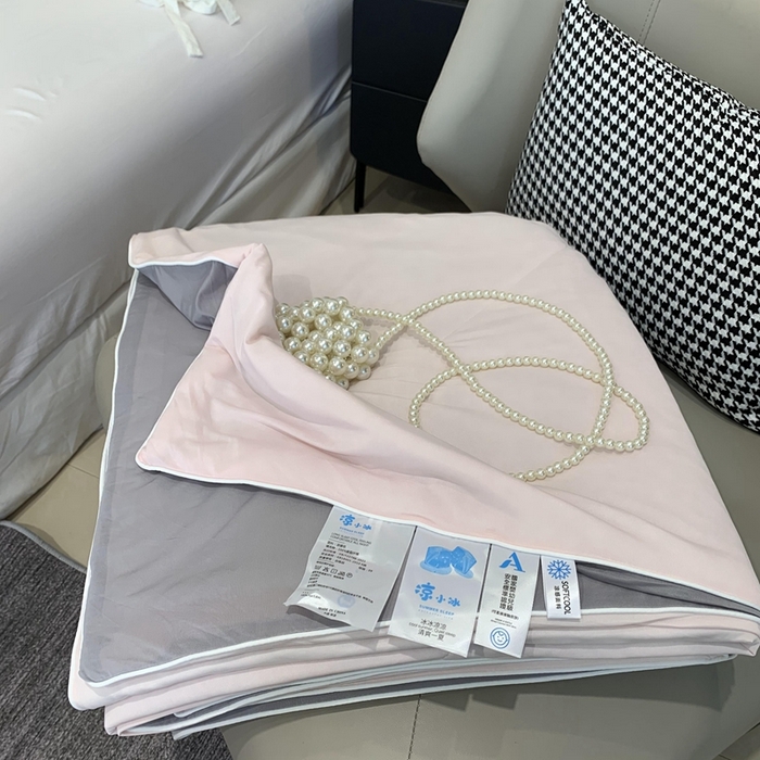 91家纺网 家纺一手货源 找家纺 莱豫家纺 2024新款小冰皮夏凉被锦纶氨纶面料空调夏被 嘟嘟粉灰
