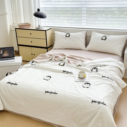 91家纺网 家纺一手货源 找家纺 红嘴企鹅 2025新款华夫格水洗棉毛巾绣夏被四件套 华夫格企鹅先生