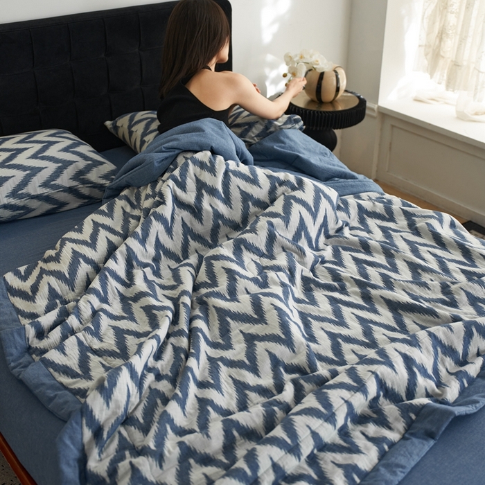 91家纺网 家纺一手货源 找家纺 安莱生活 2024新款双层纱色织提花海澜夏被及四件套系列 海澜-蓝