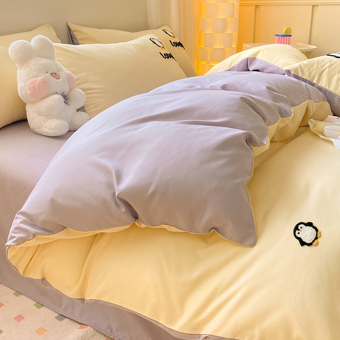 91家纺网 家纺一手货源 找家纺 眠帛 2024新款亲肤棉卡通毛巾绣四件套 企鹅蛋-奶黄浅紫