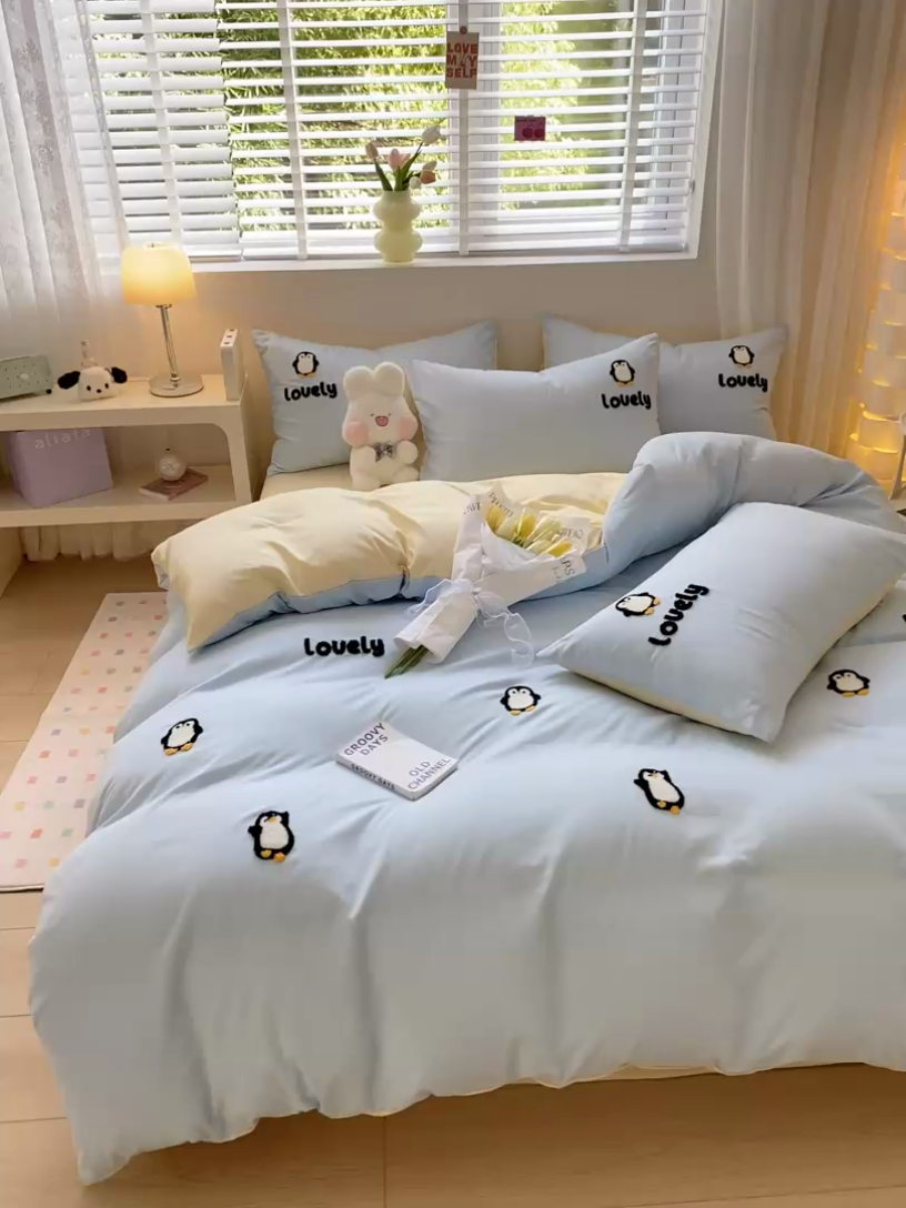 91家纺网 家纺一手货源 找家纺 眠帛 2024新款亲肤棉卡通毛巾绣四件套 企鹅蛋-天空蓝奶黄